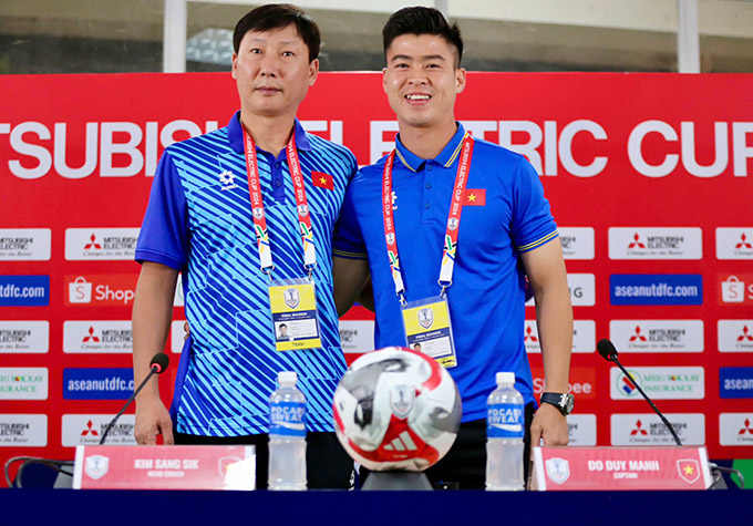 HLV Kim Sang Sik cùng Duy Mạnh có tên trong lực lượng ASEAN All Stars đấu MU 