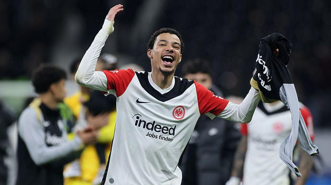 Chelsea quyết tâm theo đuổi Ekitike