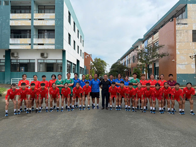 Tổng thư ký LĐBĐ Việt Nam (VFF) Nguyễn Văn Phú đã đến thăm và động viên ĐT U19 nữ Việt Nam