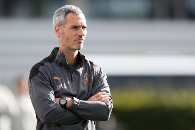 Carlos Vicens chia tay Man City