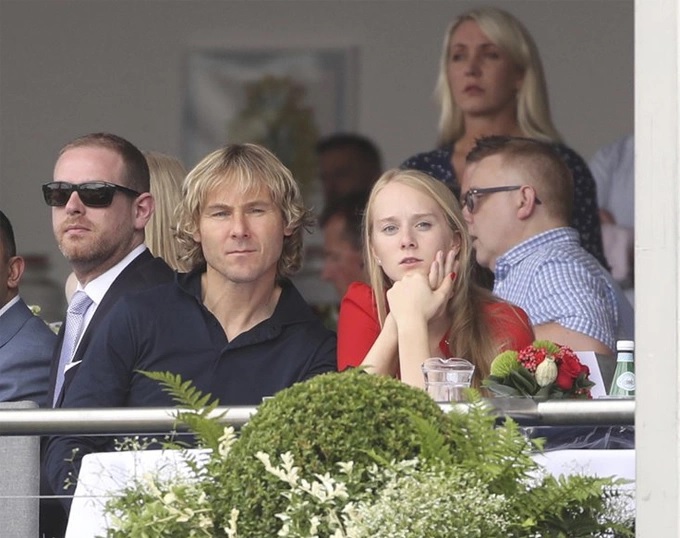 Nedved phản bội vợ để đi theo gái trẻ