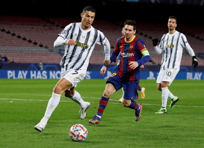 Ronaldo (trái) và Messi (giữa) trong trận tại vòng bảng Champions League ngày 8/12/2020. Ảnh: Reuters. Liệu khoảnh khắc lịch sử này có lặp lại trong giải đấu năm nay?
