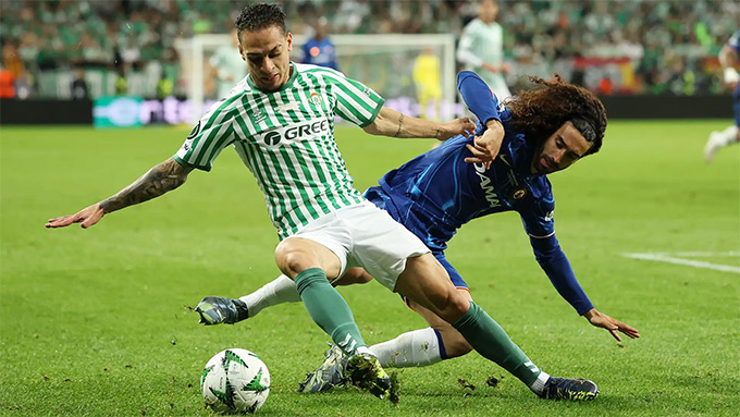 Antony bất lực trước sự đeo bám của Cucurella