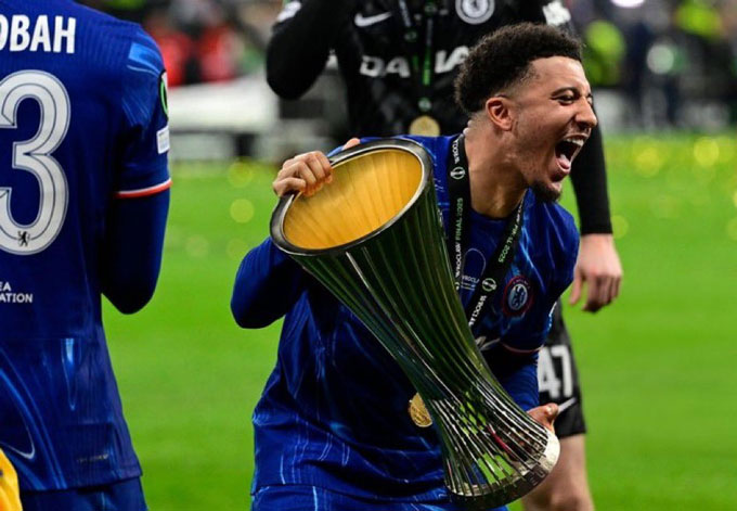 Sancho ăn mừng chức vô địch Conference League cùng Chelsea
