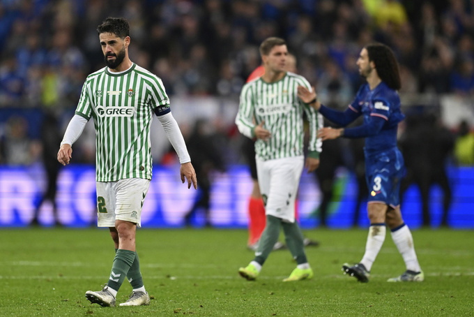 Hình ảnh buồn bã của Isco sau khi trọng tài thổi còi kết thúc trận chung kết Conference League 2024/25
