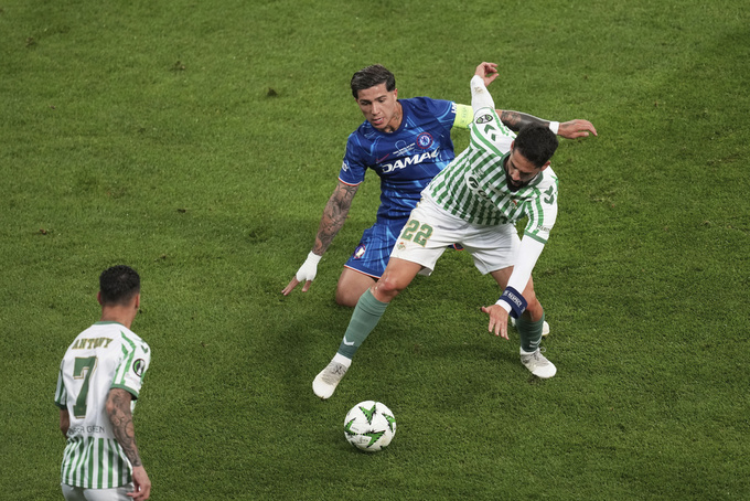 Isco tung hoành trước cầu thủ Chelsea