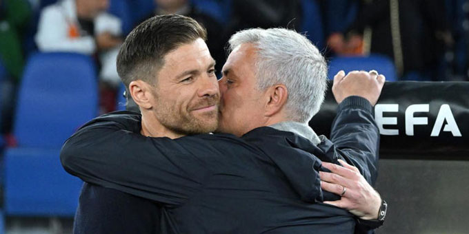 Xabi Alonso và ông thầy cũ Mourinho 