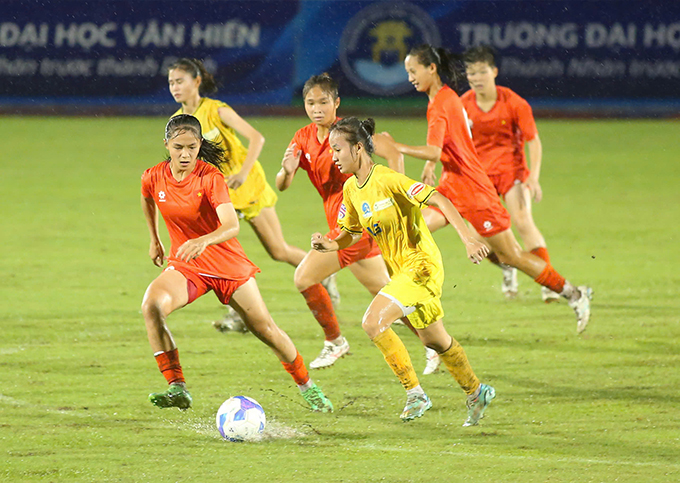 U19 nữ Việt Nam đã thắng U19 nữ TP.HCM - Ảnh: Đình Viên 