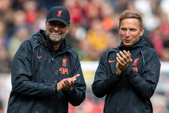 Pep Lijnders (phải) sẽ sang làm trợ lý cho Pep ở Man City