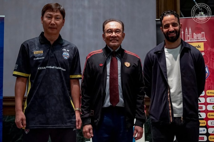 Từ trái qua phải: HLV Kim Sang Sik, thủ tướng Anwar Ibrahim và Ruben Amorim