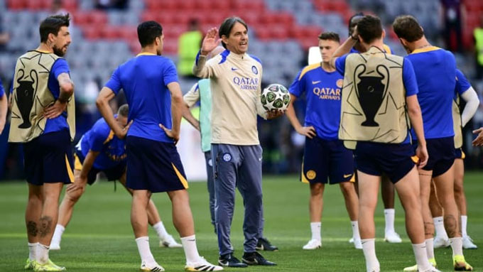 HLV Simone Inzaghi yêu cầu các cầu thủ thực hành đá penalty 