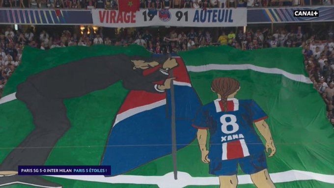Tấm tifo mà NHM PSG làm để tặng Enrique và cô con gái xấu số Xana