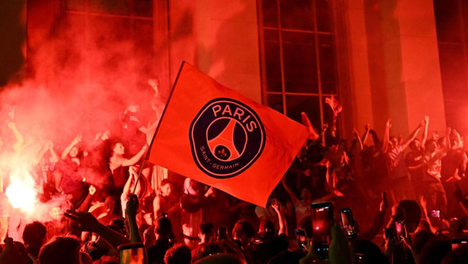 CĐV PSG ăn mừng thiếu kiềm chế sau khi đội nhà vô địch