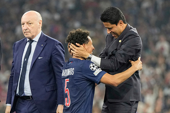Khóc trong vòng tay của chủ tịch Nasser al-Khelaifi