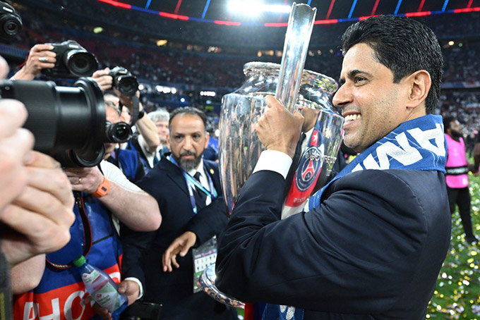 Sau lần lỗi hẹn năm 2020, cuối cùng chủ tịch Nasser al-Khelaifi cũng được nâng cúp tai lớn