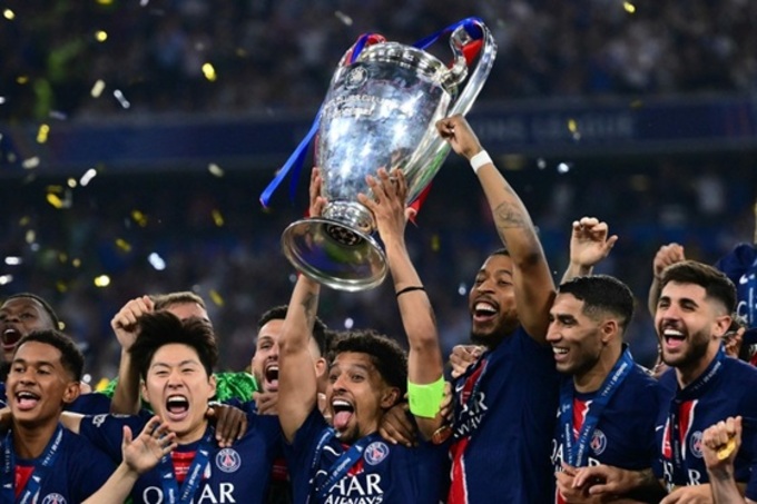 Lee Kang-in (thứ 2 từ trái sang) ăn mừng chức vô địch Champions League cùng PSG