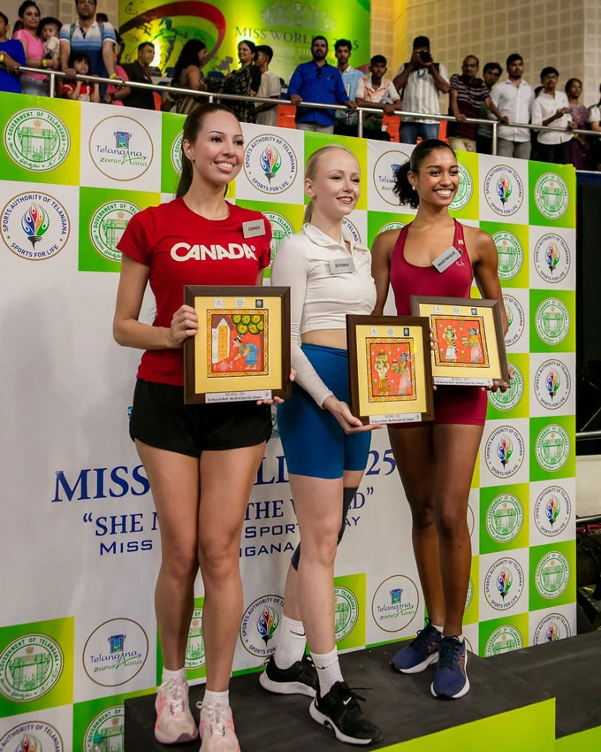 Eliise Randmaa (áo trắng) gây ấn tượng mạnh