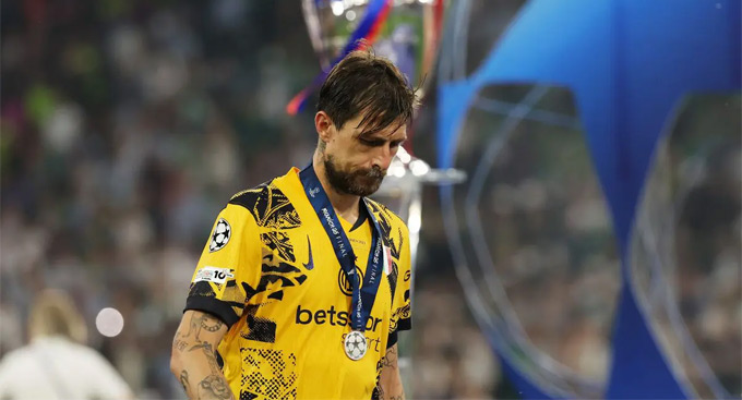 Acerbi là cầu thủ duy nhất ngước mắt cảm ơn phóng viên và NHM khi rời sân bay