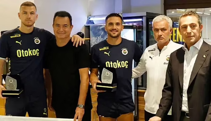 Dzeko và Tadic chia tay Fenerbahce trong phòng ăn của sân tập