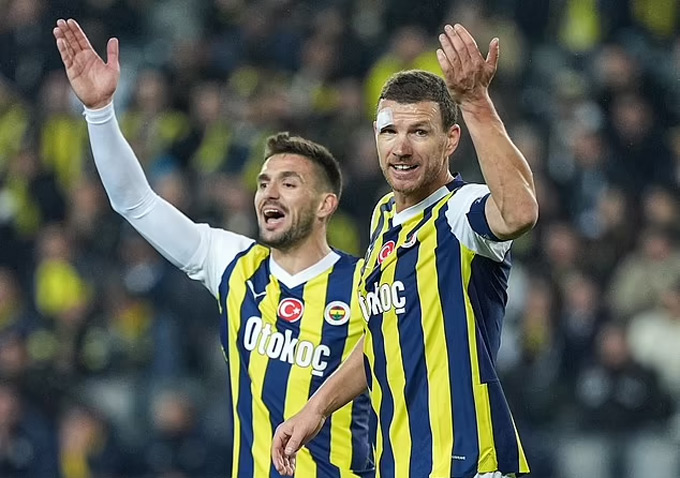 Dzeko và Tadic rời Fenerbahce trong thầm lặng