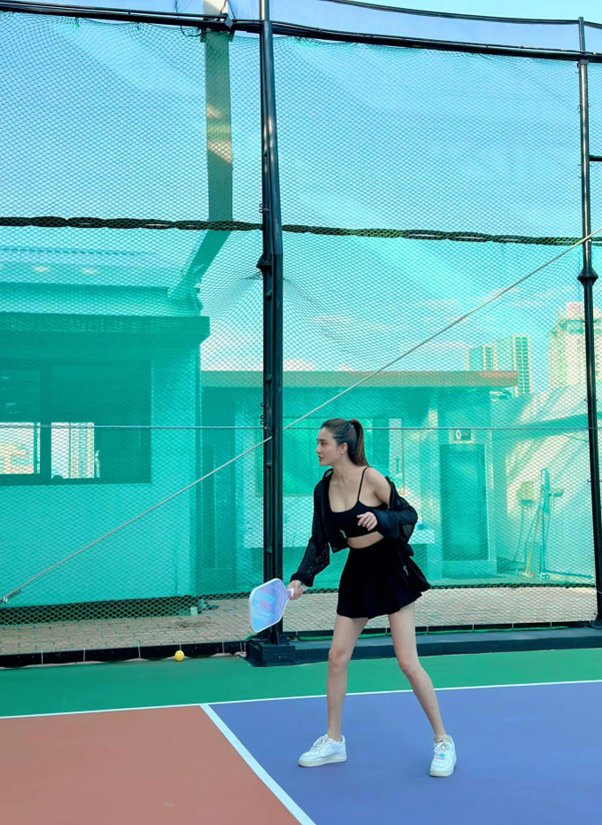 Khánh Chi bị cho là mặc trang phục không phù hợp khi chơi pickleball