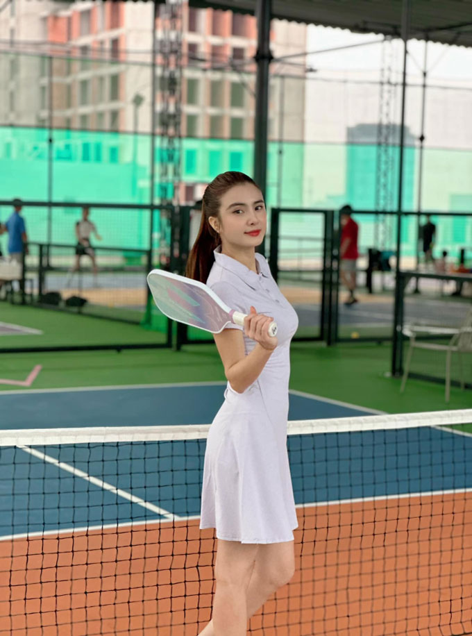Sau đó, cô đã lựa chọn trang phục tiết chế hơn