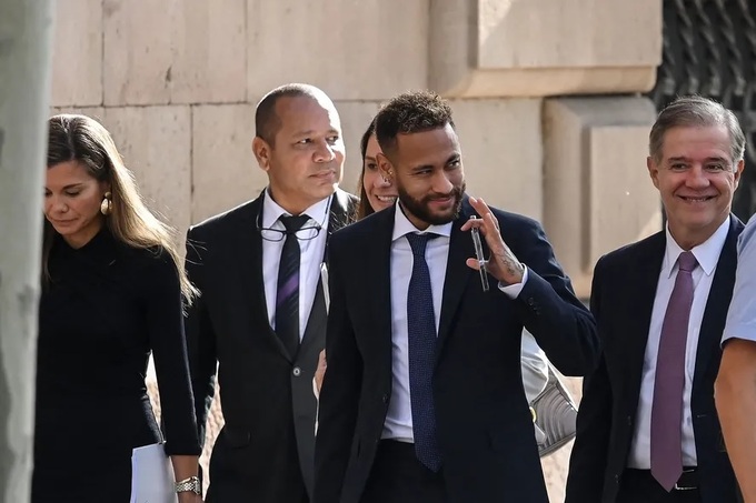 Cựu GĐKT Robert Fernandez tiết lộ chính Neymar đã quyết định rời Barca.