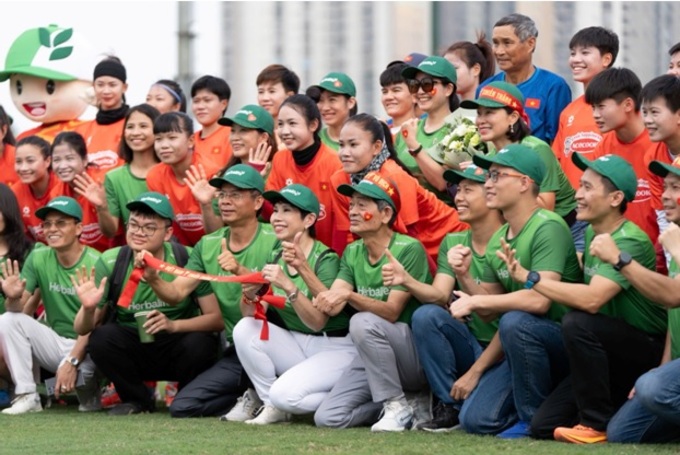 Thành viên độc lập & Nhân viên Herbalife đến sân cổ vũ cho Đội tuyển bóng đá Quốc Gia.