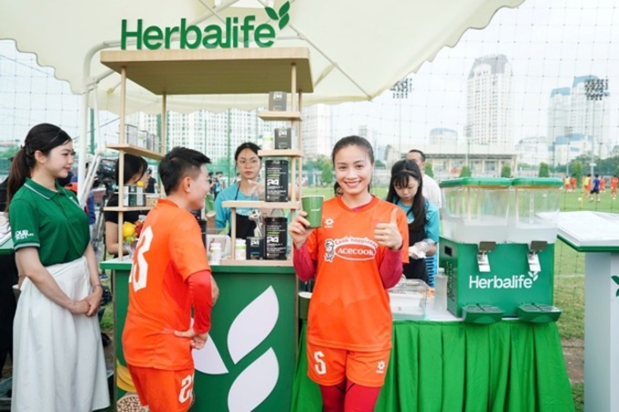 Cầu thủ đội tuyển nữ trải nghiệm sản phẩm của Herbalife Việt Nam.