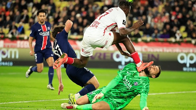Pha va chạm kinh hoàng giữa Donnarumma và Wilfried Singo trong trận đấu giữa PSG và Monaco vào ngày 18/12/2024
