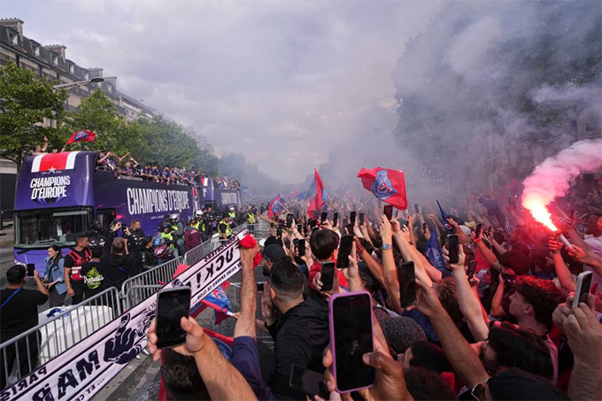 Hàng ngàn người đã đổ ra đường ăn mừng PSG vô địch Champions League