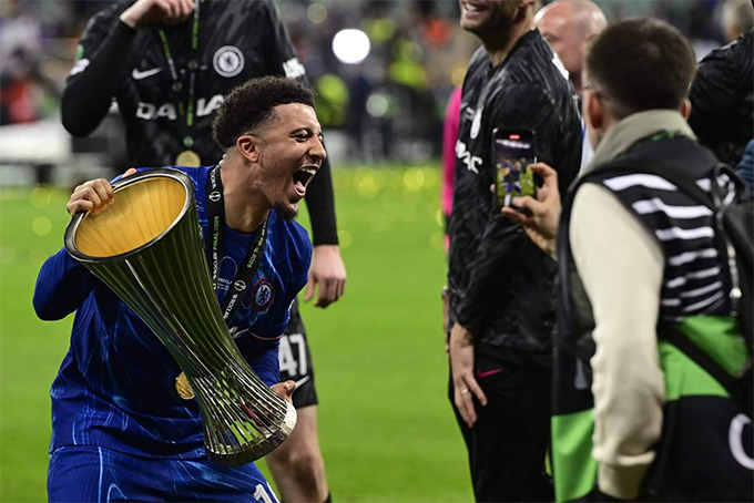 Sancho sẽ rời Chelsea để trở lại MU