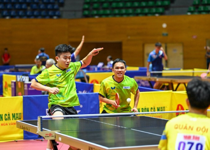 Lê Đình Đức (trái) giành 2 huy chương vàng ở giải vô địch quốc gia năm nay. Ảnh: Duy Linh