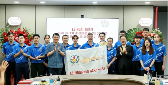 Lê Đình Đức (thứ hai bìa trái) trở lại là sự kết tinh của ý chí mạnh mẽ, tinh thần đồng đội và tấm lòng nhân ái