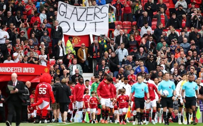 Biểu ngữ "Glazers out" thỉnh thoảng vẫn xuất hiện trên khán đài sân Old Trafford
