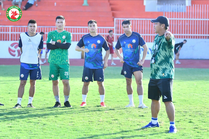HLV Trần Minh Chiến không tin nổi đội nhà lại thua quá đậm. Ảnh: FBNV