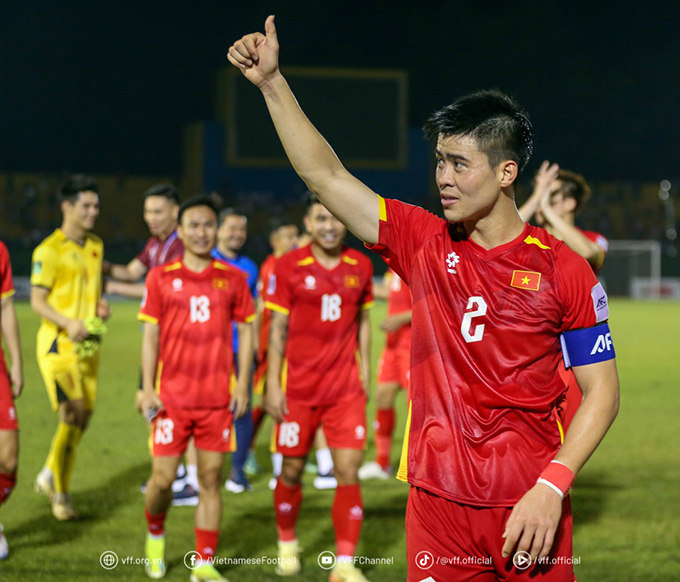 Trung vệ Đỗ Duy Mạnh thay mặt toàn ĐT Việt Nam thể hiện lòng quyết tâm - Ảnh: VFF 