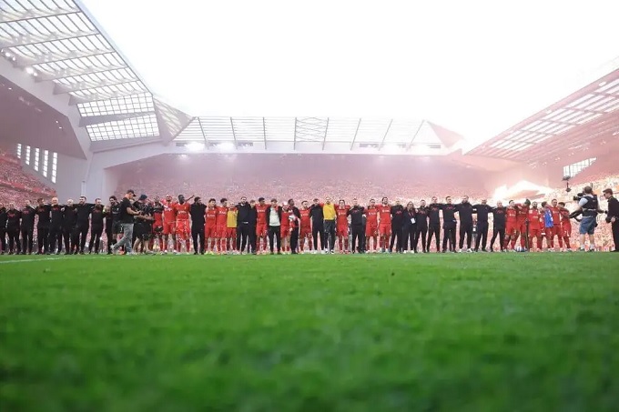Bức ảnh toàn bộ nhân viên Liverpool