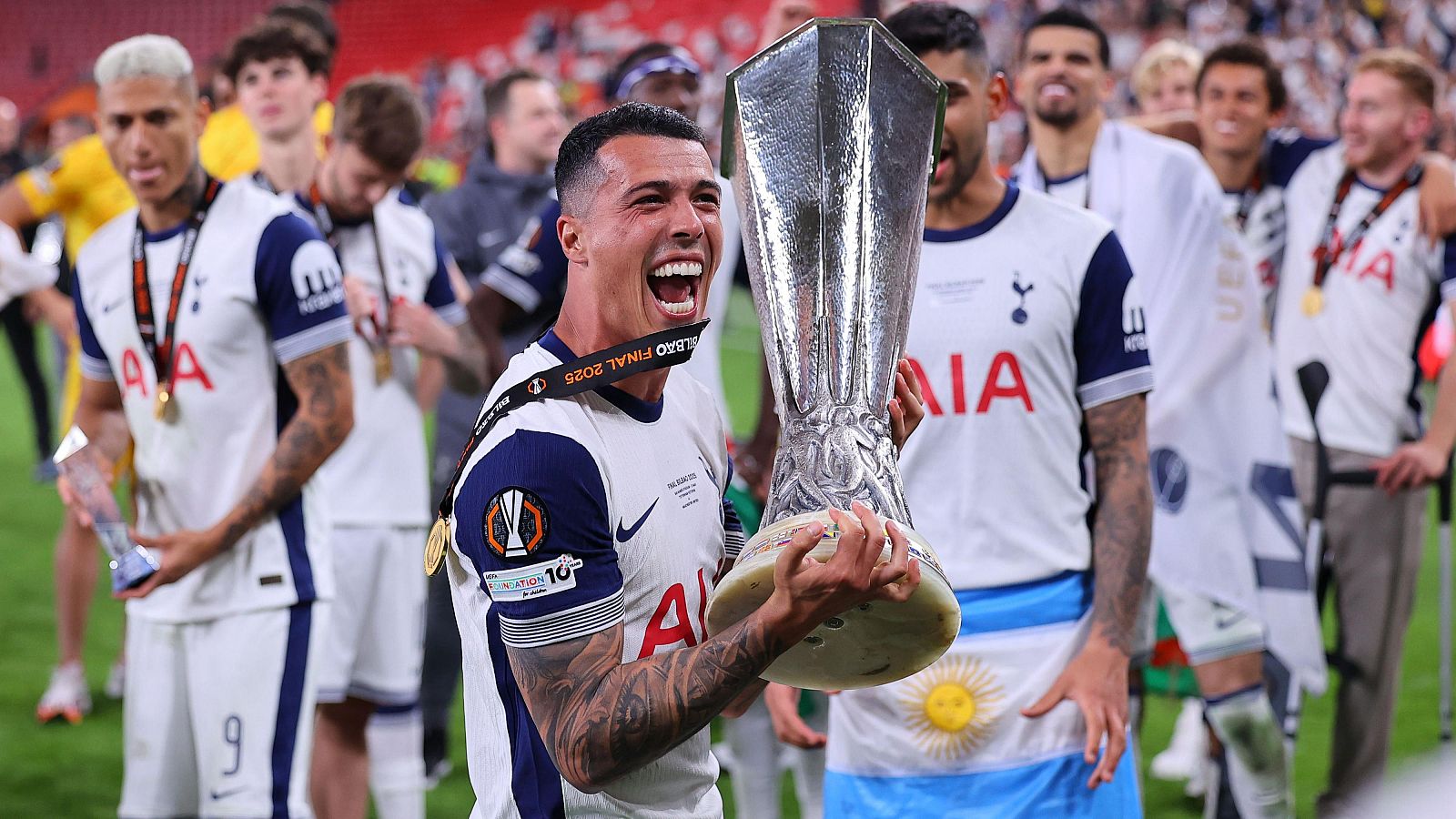 Bây giờ mọi người phải tôn trọng Tottenham hơn vì chúng tôi là nhà vô địch Europa League