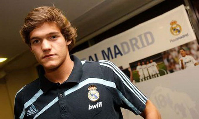 Marcos Alonso khi còn khoác áo Real