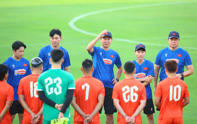 Thầy trò HLV Kim Sang Sik đang tự tin sẽ vượt qua thách thức. Ảnh: Đức Cường