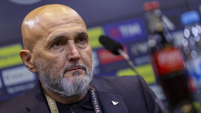 HLV Luciano Spalletti đau đầu với hàng thủ Italia