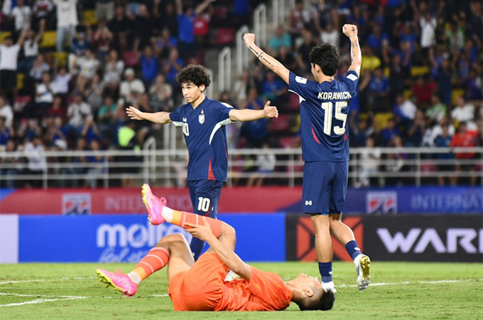 Cầu thủ Thái Lan ăn mừng bàn thắng thiếu fair-play vào lưới Ấn Độ 