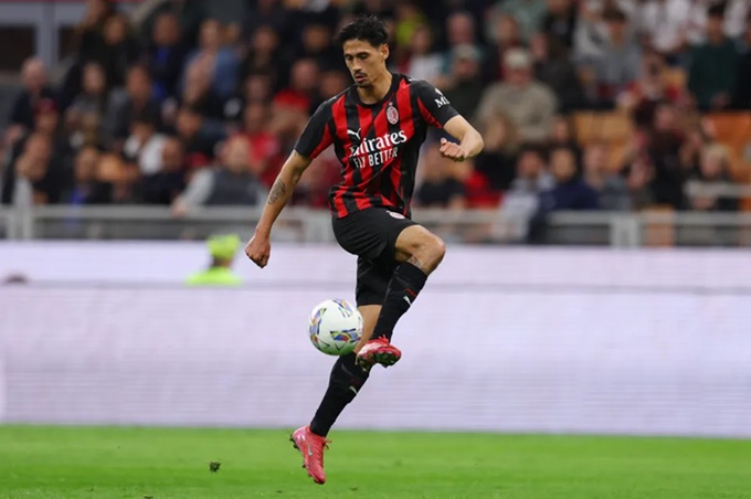 Tiền vệ đến từ Milan có khả năng cầm bóng đột phá táo bạo