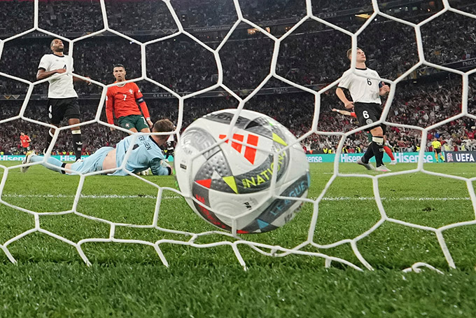CR7 hạ gục Ter Stegen