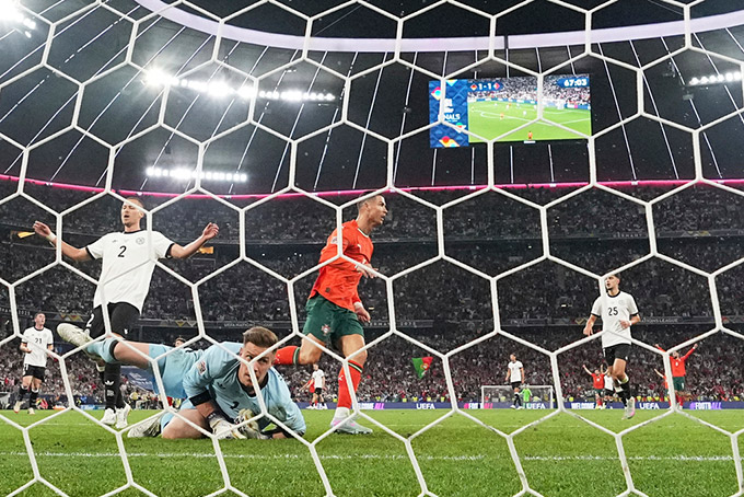 Ronaldo tiếp tục ghi bàn ở tuổi 40