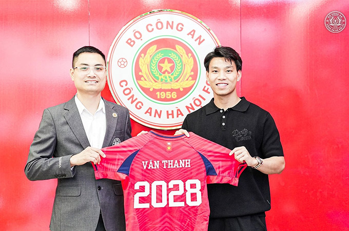 Văn Thanh gắn bó với CAHN thêm 3 năm nữa - Ảnh: CAHN FC 