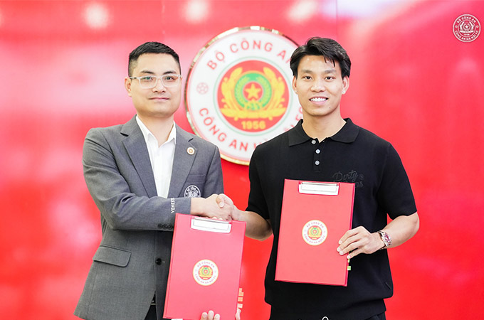 Văn Thanh chấp dứt mọi tin đồn khi quyết định ở lại CAHN - Ảnh: CAHN FC