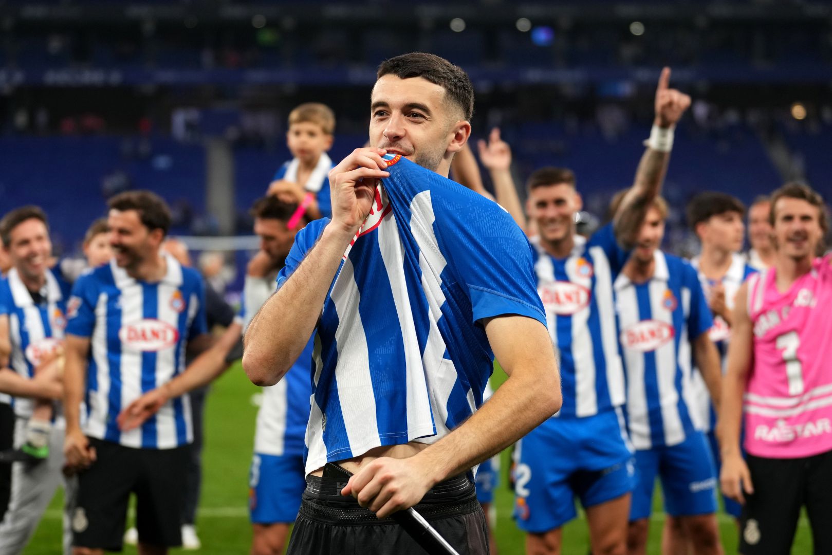 Nụ hôn lên logo CLB trên áo đấu của Garcia ở trận đấu hạ màn La Liga 2024/25