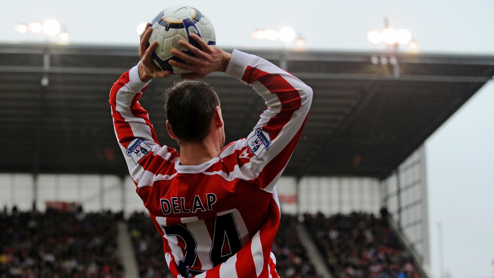 Rory Delap, ông bố đã nổi tiếng với những cú ném biên xa và mạnh như đá phạt, khiến bóng bay theo quỹ đạo đáng sợ